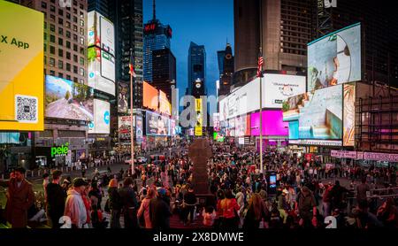 New York, New York, États-Unis - 04 09 2024 : New York's éblouissant Times Square ! Les lumières aveuglantes et les publicités vibrantes captivent une foule bourdonnante. Banque D'Images