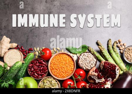 Système immunitaire boostant avec une nutrition appropriée. Différents aliments sur la table grise, plat Banque D'Images