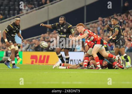 Londres, Royaume-Uni. 24 mai 2024. Tottenham Hotspur Stadium, Londres, 24 mai 2024 : Caolan Englefield (9 Gloucester Rugby) passe le ballon lors du match entre Gloucester Rugby et Hollywoodbets Sharks lors de la finale de la Coupe EPCR Challenge Cup au Tottenham Hotspur Stadium, Londres, vendredi 24 mai 2024 (Claire Jeffrey/SPP) crédit : SPP Sport Press photo. /Alamy Live News Banque D'Images