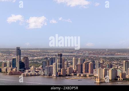 New York, NY, États-Unis - 2 août 2023 : le rivage de Jersey City depuis le quai Hyatt Regency jusqu'au nord de la rivière Hudson après le quai du tunnel Holland et la ventilation s. Banque D'Images