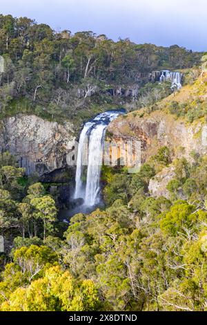 Chute d'eau Ebor Falls dans le parc national Guy Fawkes sur la Waterfall Way dans la région de Nouvelle-Angleterre de Nouvelle-Galles du Sud, Australie, automne 2024 Banque D'Images