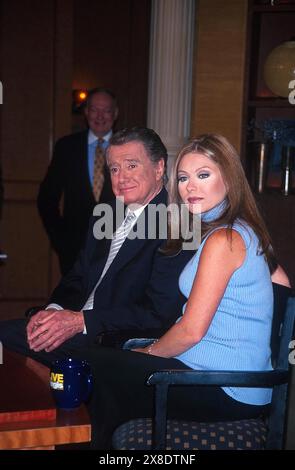 0004 : 2/5/01.NOMMÉ NOUVEAU CO-ANIMATEUR DE L'ÉMISSION TÉLÉVISÉE ''LIVE WITH REGIS AND KELLY'' AUX STUDIOS ABC À NYC..REGIS PHILBIN AVEC KELLY RIPA. JUDIE BURSTEIN/ 2001(crédit image : © JUDIE BURSTEIN/ZUMA Wire) USAGE ÉDITORIAL SEULEMENT! Non destiné à UN USAGE commercial ! Banque D'Images