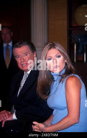 2/5/01.NOMMÉ NOUVEAU CO-ANIMATEUR DE L'ÉMISSION TÉLÉVISÉE ''LIVE WITH REGIS AND KELLY'' AUX STUDIOS ABC À NYC..REGIS PHILBIN AVEC KELLY RIPA. JUDIE BURSTEIN/ 2001(crédit image : © JUDIE BURSTEIN/ZUMA Wire) USAGE ÉDITORIAL SEULEMENT! Non destiné à UN USAGE commercial ! Banque D'Images