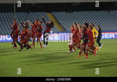 Cesena, Italie. 25 mai 2024. L'équipe féminine de Roma célèbre la victoire de la finale de la Coupe d'Italie féminine Frecciarossa 2023/2024 entre les équipes féminines Roma et Fiorentina au stade Dino Manuzzi, Cesena, dans le nord de l'Italie, vendredi 24 mai, 2024. sport - Soccer - (photo Michele Nucci crédit : LaPresse/Alamy Live News Banque D'Images