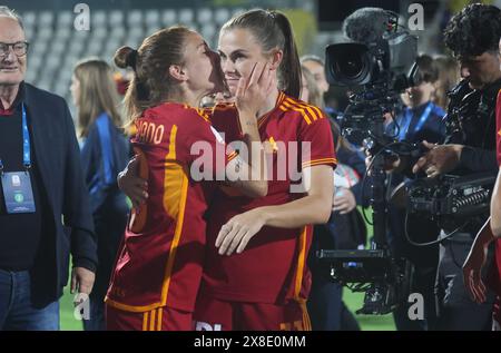 Cesena, Italie. 25 mai 2024. L'équipe féminine de Roma célèbre la victoire de la finale de la Coupe d'Italie féminine Frecciarossa 2023/2024 entre les équipes féminines Roma et Fiorentina au stade Dino Manuzzi, Cesena, dans le nord de l'Italie, vendredi 24 mai, 2024. sport - Soccer - (photo Michele Nucci crédit : LaPresse/Alamy Live News Banque D'Images