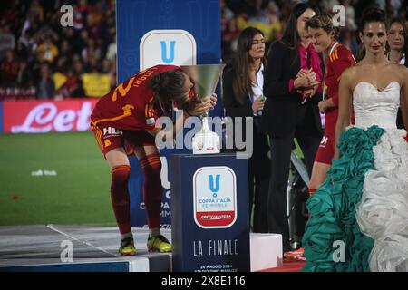 Cesena, Italie. 25 mai 2024. L'équipe féminine de Roma célèbre la victoire de la finale de la Coupe d'Italie féminine Frecciarossa 2023/2024 entre les équipes féminines Roma et Fiorentina au stade Dino Manuzzi, Cesena, dans le nord de l'Italie, vendredi 24 mai, 2024. sport - Soccer - (photo Michele Nucci crédit : LaPresse/Alamy Live News Banque D'Images