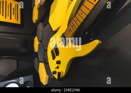 guitare basse jaune dans le studio de musique, concept musical et audio, équipement pour le concert. Photo de haute qualité Banque D'Images