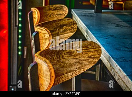 Dossiers de chaises en bois empilés dans un bar-restaurant Banque D'Images