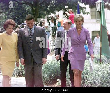 27 mars 2001 - Washington, DC, USA - POOL HARRY HAMBURG/NEW YORK DAILY NEWS (KRT202) WASHINGTON, 17 juin la princesse Diana après son point de presse à la Croix-Rouge américaine. Avec elle, Elizabeth Dole, présidente de la Croix-Rouge, et Ken Rutherford, victime de mines terrestres. (POOL via James Kelly/ photos(Credit image : © HJAMES M KELLY/ZUMA Wire) USAGE ÉDITORIAL SEULEMENT! Non destiné à UN USAGE commercial ! Banque D'Images