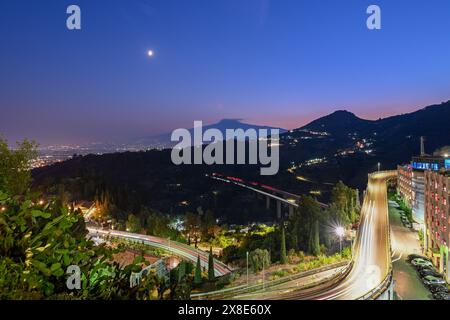 Paysage urbain de Taormine et le volcan Etna en Sicile, Italie, Europe Banque D'Images