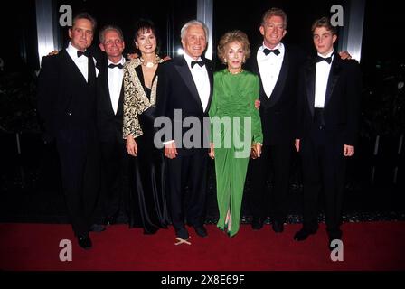 12/03/1994 .K0097JKEL.LE CENTRE WILLIAM KENNEDY HONORE MR. ET MME KIRK DOUGLAS AVEC LA FAMILLE L-R. MICHAEL DOUGLAS, ERIC, PETER ET CAMERON. JAMES M. KELLY/ MICHAELDOUGLASRETRO(image de crédit : © James M. Kelly/ZUMA Wire) USAGE ÉDITORIAL SEULEMENT! Non destiné à UN USAGE commercial ! Banque D'Images