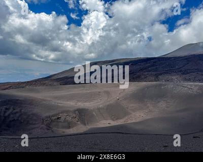 Mont Etna, Sicile - le plus haut volcan actif d'Europe 3329 m en Italie. Vue panoramique large du volcan actif Etna, cratères éteints sur la pente, t Banque D'Images