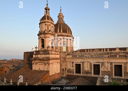 Vue sur Catane et le dôme de la Basilique Cattedrale di Sant'Agata depuis le dôme de la Chiesa della Badia di Sant'Agata Banque D'Images