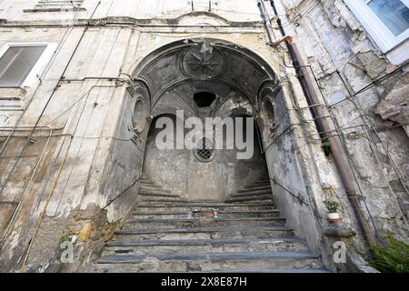 Ancien escalier historique à double vol dans la cour de l'immeuble Palazzo San Felice, Naples (Naples), Italie Banque D'Images