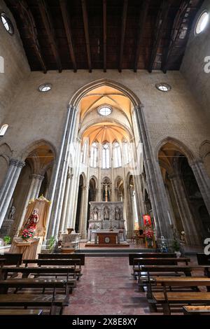 Naples, Campanie, Italie - 15 août 2023 : basilique monumentale du XIIIe siècle sur la Piazza San Gaetano qui abrite le Musée de l'Opéra de sa Banque D'Images