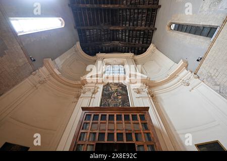 Naples, Campanie, Italie - 15 août 2023 : basilique monumentale du XIIIe siècle sur la Piazza San Gaetano qui abrite le Musée de l'Opéra de sa Banque D'Images