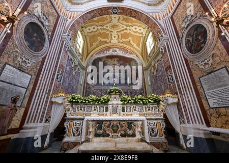Monopoli, Italie - 13 août 2023 : Cathédrale Maria Santissima della Madia (Basilique Cattedrale Maria Santissima della Madia) dans la vieille ville de Monopoli, Pouilles Banque D'Images