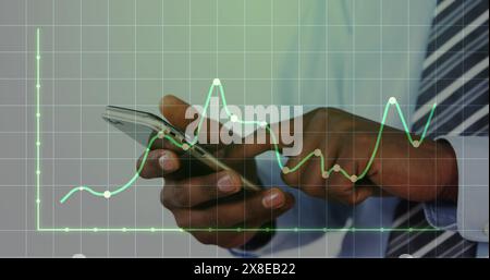 Image de points sur le graphique et le motif de grille au-dessus de l'homme d'affaires afro-américain à l'aide du téléphone portable Banque D'Images