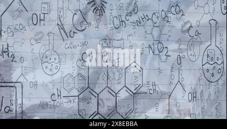 Notes de chimie scolaire couvrant tout le tableau, affichant des formules complexes Banque D'Images