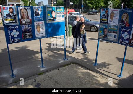 Bucarest, Roumanie. 24 mai 2024 : panneaux affichant les affiches électorales des candidats au Parlement européen et à l'administration locale le 9 juin 2024. Cette année, les Roumains sont appelés à voter cinq fois : pour le Parlement européen, les administrations locales, le Parlement et les élections à deux tours pour leur président. Crédit : Lucian Alecu/Alamy Live News Banque D'Images