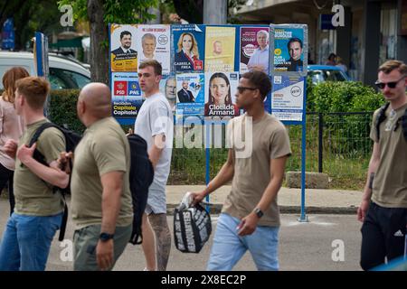 Bucarest, Roumanie. 24 mai 2024 : panneaux affichant les affiches électorales des candidats au Parlement européen et à l'administration locale le 9 juin 2024. Cette année, les Roumains sont appelés à voter cinq fois : pour le Parlement européen, les administrations locales, le Parlement et les élections à deux tours pour leur président. Crédit : Lucian Alecu/Alamy Live News Banque D'Images