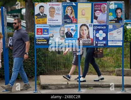 Bucarest, Roumanie. 24 mai 2024 : panneaux affichant les affiches électorales des candidats au Parlement européen et à l'administration locale le 9 juin 2024. Cette année, les Roumains sont appelés à voter cinq fois : pour le Parlement européen, les administrations locales, le Parlement et les élections à deux tours pour leur président. Crédit : Lucian Alecu/Alamy Live News Banque D'Images