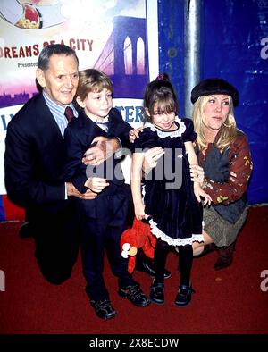 TONY RANDALL FEMME HEATHER ENFANTS. K27040JBU SD1101.BIG APPLE CIRCUS SOIRÉE D'OUVERTURE GALA AU DAMROSCH PARK À NEW YORK. JUDIE BURSTEIN/ 2002.(image crédit : © JUDIE BURSTEIN/ZUMA Wire) USAGE ÉDITORIAL SEULEMENT! Non destiné à UN USAGE commercial ! Banque D'Images