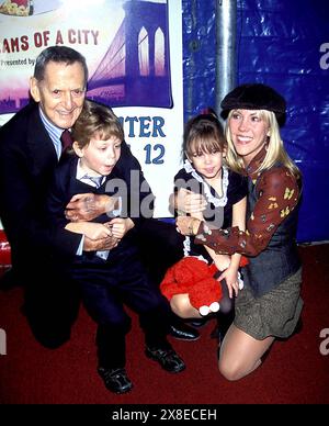 TONY RANDALL FEMME HEATHER ENFANTS. K27040JBU SD1101.BIG APPLE CIRCUS SOIRÉE D'OUVERTURE GALA AU DAMROSCH PARK À NEW YORK. JUDIE BURSTEIN/ 2002.(image crédit : © JUDIE BURSTEIN/ZUMA Wire) USAGE ÉDITORIAL SEULEMENT! Non destiné à UN USAGE commercial ! Banque D'Images