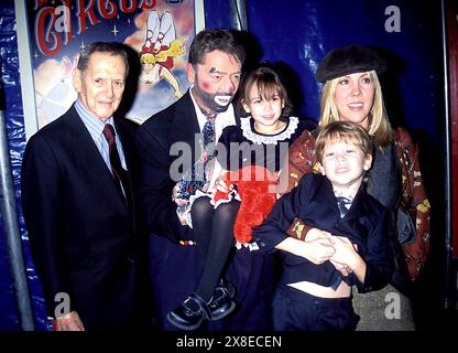 TONY RANDALL FEMME HEATHER ENFANTS. K27040JBU SD1101.BIG APPLE CIRCUS SOIRÉE D'OUVERTURE GALA AU DAMROSCH PARK À NEW YORK. JUDIE BURSTEIN/ 2002.(image crédit : © JUDIE BURSTEIN/ZUMA Wire) USAGE ÉDITORIAL SEULEMENT! Non destiné à UN USAGE commercial ! Banque D'Images