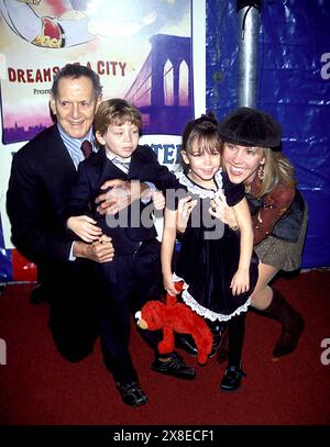 TONY RANDALL FEMME HEATHER ENFANTS. K27040JBU SD1101.BIG APPLE CIRCUS SOIRÉE D'OUVERTURE GALA AU DAMROSCH PARK À NEW YORK. JUDIE BURSTEIN/ 2002.(image crédit : © JUDIE BURSTEIN/ZUMA Wire) USAGE ÉDITORIAL SEULEMENT! Non destiné à UN USAGE commercial ! Banque D'Images