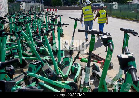 Bucarest, Roumanie. 24 mai 2024 : les scooters électriques BOLT sont mal garés bloquant l'accès sur un trottoir à Bucarest. Banque D'Images