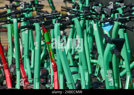 Bucarest, Roumanie. 24 mai 2024 : les scooters électriques BOLT sont mal garés bloquant l'accès sur un trottoir à Bucarest. Banque D'Images