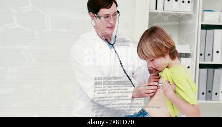 Une mère caucasienne portant des lunettes et une blouse de laboratoire, vérifiant le rythme cardiaque de son fils Banque D'Images