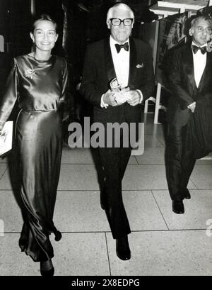 CARY GRANT ET SON ÉPOUSE BARBARA HARRIS ARRIVENT À L'ORCHESTRE PHILHARMONIQUE.©JUDIE BURSTEIN/(IMAGE CRÉDIT : © JUDIE BURSTEIN/ZUMA WIRE) USAGE ÉDITORIAL SEULEMENT! Non destiné à UN USAGE commercial ! Banque D'Images