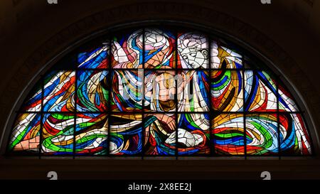 La Sainte famille – Jésus, Marie, Joseph. Un vitrail dans la basilique notre-Dame du Rosaire à Fátima, Portugal. Banque D'Images