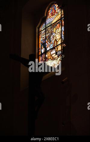 Un vitrail représentant la bénédiction des malades avec l'Eucharistie dans la basilique notre-Dame du Rosaire à Fátima, Portugal. Banque D'Images