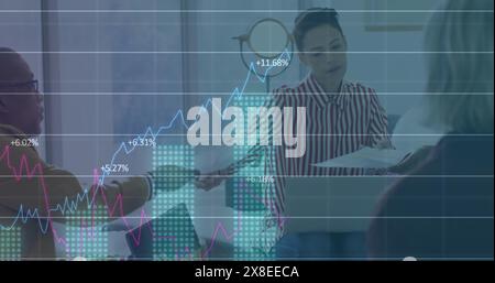 Image de plusieurs graphiques et chiffres sur diverses collègues féminines discutant des rapports en réunion Banque D'Images