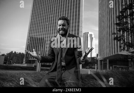 Homme d'affaires stressé pleurant. Homme d'affaires en triste dépression pleurant sensation de dépression. Tristesse, douleur émotionnelle et solitude. Banque D'Images