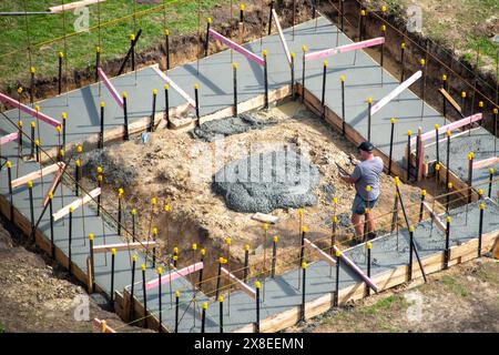 Coulage de ciment pour fondations de construction Banque D'Images