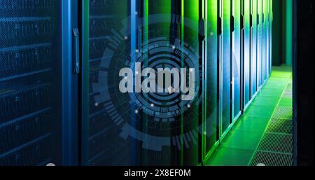 Image de cercles en mouvement formant un tunnel au-dessus de la salle des serveurs éclairée en arrière-plan Banque D'Images