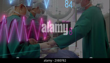 Image du traitement des données médicales sur une équipe de chirurgiens divers effectuant une opération à l'hôpital Banque D'Images