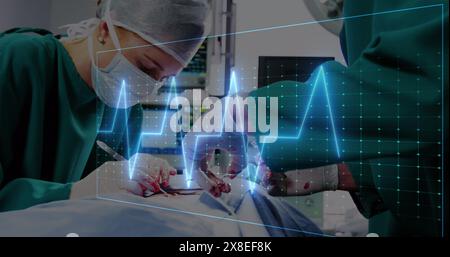 Image d'un moniteur de fréquence cardiaque sur une équipe de chirurgiens divers effectuant une opération à l'hôpital Banque D'Images