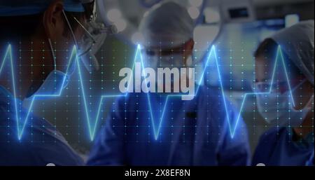 Image d'un moniteur de fréquence cardiaque sur une équipe de chirurgiens divers effectuant une opération à l'hôpital Banque D'Images