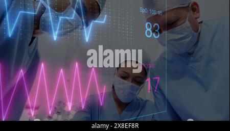 Image du traitement des données médicales sur une équipe de chirurgiens divers effectuant une opération à l'hôpital Banque D'Images