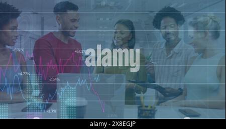 Image d'un graphique multiple et d'un collègue diversifié avec un presse-papiers et un ordinateur portable discutant au bureau Banque D'Images