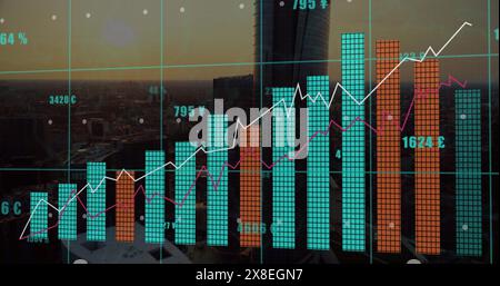 Image de graphiques avec des nombres changeants et des symboles de monnaie sur la vue aérienne de la ville moderne Banque D'Images