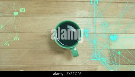 Image des globes d'icônes connectés sur la vue aérienne de tasse à café sur la table en bois Banque D'Images