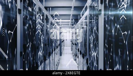 Illustration des flèches au-dessus des points connectés sur les racks de serveurs de données dans la salle des serveurs Banque D'Images