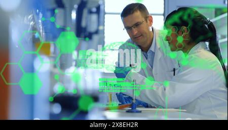 Image du traitement des données médicales sur divers scientifiques masculins et féminins travaillant en laboratoire Banque D'Images