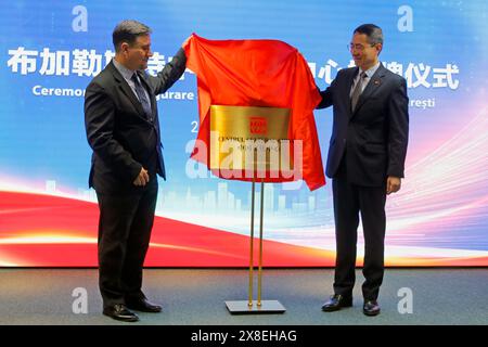 Bucarest, Roumanie. 24 mai 2024. L'ambassadeur de Chine en Roumanie Han Chunlin (R) et Traian Laurentiu Hristea, secrétaire d'État roumain aux Affaires mondiales et aux stratégies diplomatiques, assistent à la cérémonie d'inauguration du Centre culturel chinois à Bucarest, Roumanie, le 24 mai 2024. Le Centre culturel chinois de Bucarest a été inauguré vendredi à l’approche du 75e anniversaire des relations diplomatiques entre les deux pays et du 20e anniversaire de leur partenariat amical et coopératif global. Crédit : Cristian Cristel/Xinhua/Alamy Live News Banque D'Images